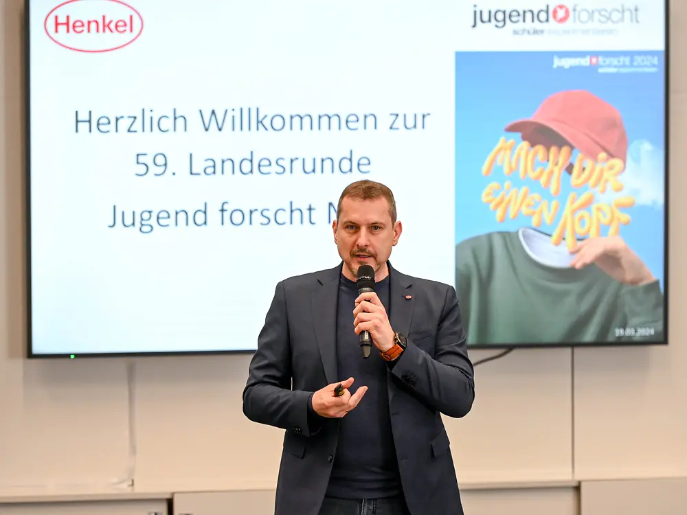 
Jugend forscht Wettbewerbsleiter Dr. Carsten Penz bei der Begrüßung der Teilnehmer:innen.