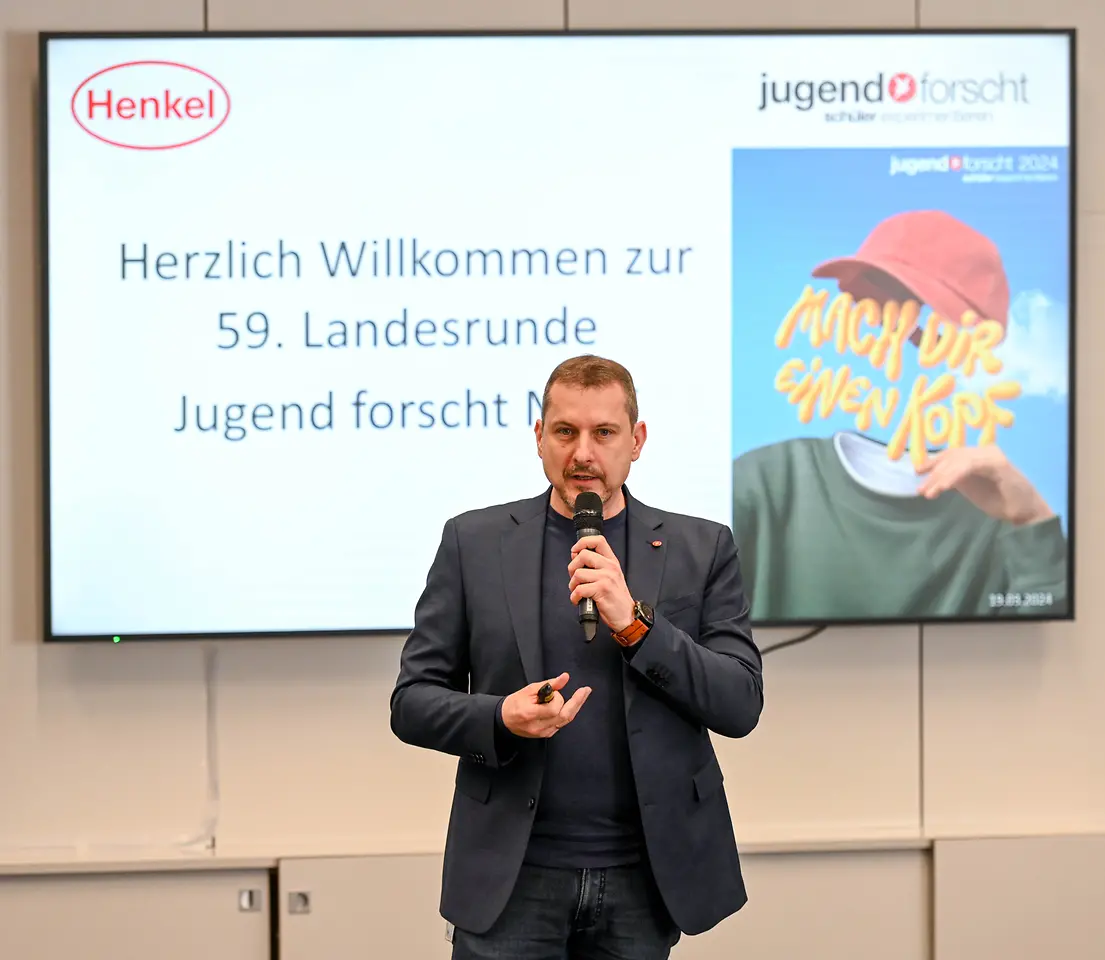 
Jugend forscht Wettbewerbsleiter Dr. Carsten Penz bei der Begrüßung der Teilnehmer:innen.