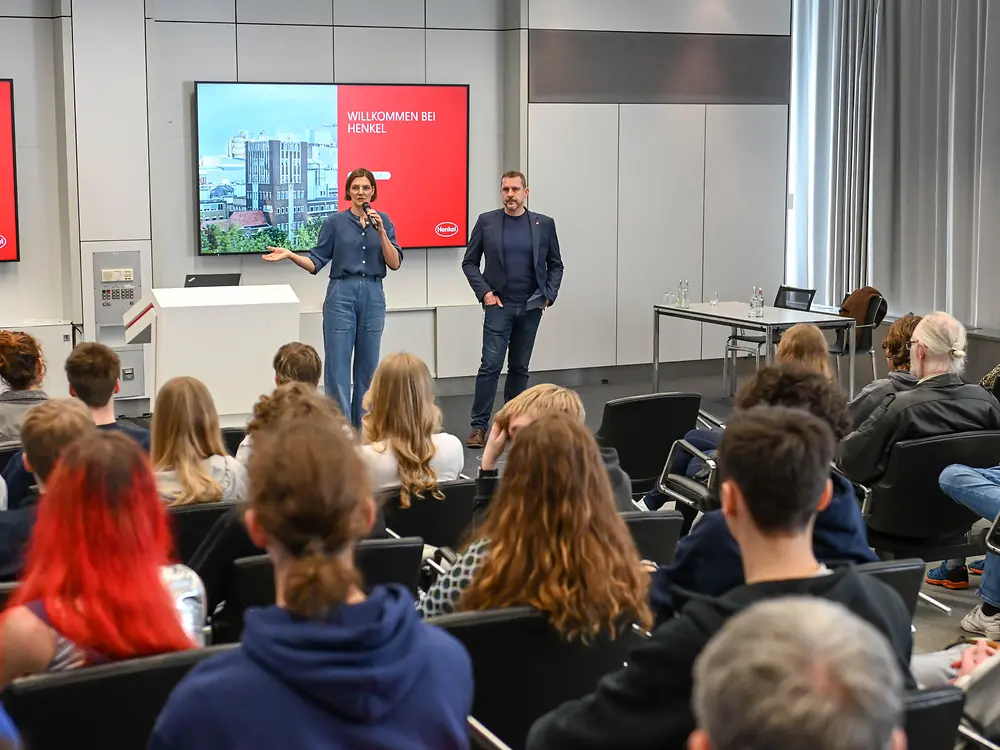 
Henkel-Patenbeauftrage Dr. Ute Krupp und Jugend forscht Wettbewerbsleiter Dr. Carsten Penz bei der Begrüßung der Teilnehmer:innen.