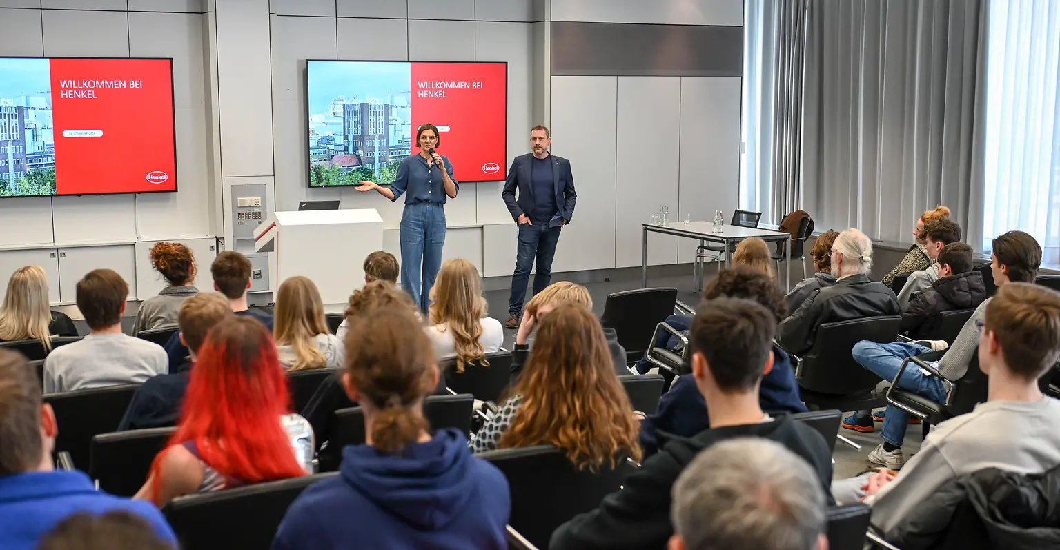 
Henkel-Patenbeauftrage Dr. Ute Krupp und Jugend forscht Wettbewerbsleiter Dr. Carsten Penz bei der Begrüßung der Teilnehmer:innen.
