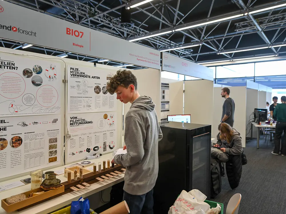 
Aufbau der Projekte - Lukas Solzbach richtet seinen Projektstand ein. 