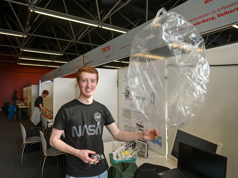 
Aufbau der Projektstände – Marvin Rzok gibt bereits einen Vorgeschmack auf seine umweltfreundliche Alternative für Radiosonden.
