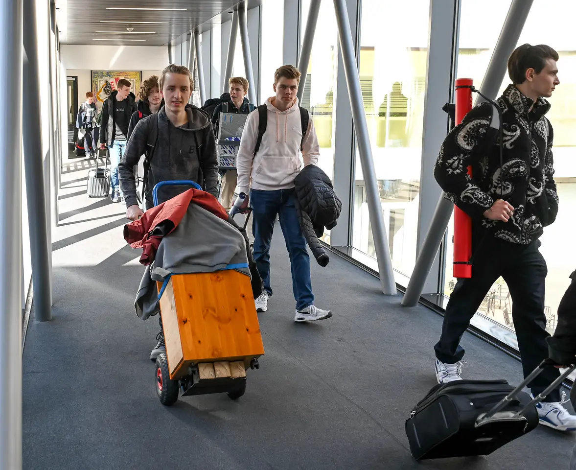 
Die Teilnehmer:innen auf dem Weg ins Kasino Süd.