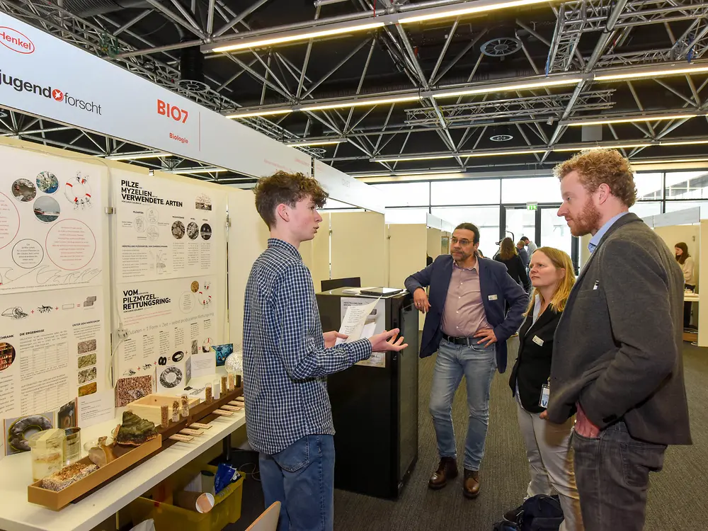 
Lukas Solzbach während der Jury Session zu seinem Projekt Können neue Baustoffe aus Pilzmyzelien Leben retten