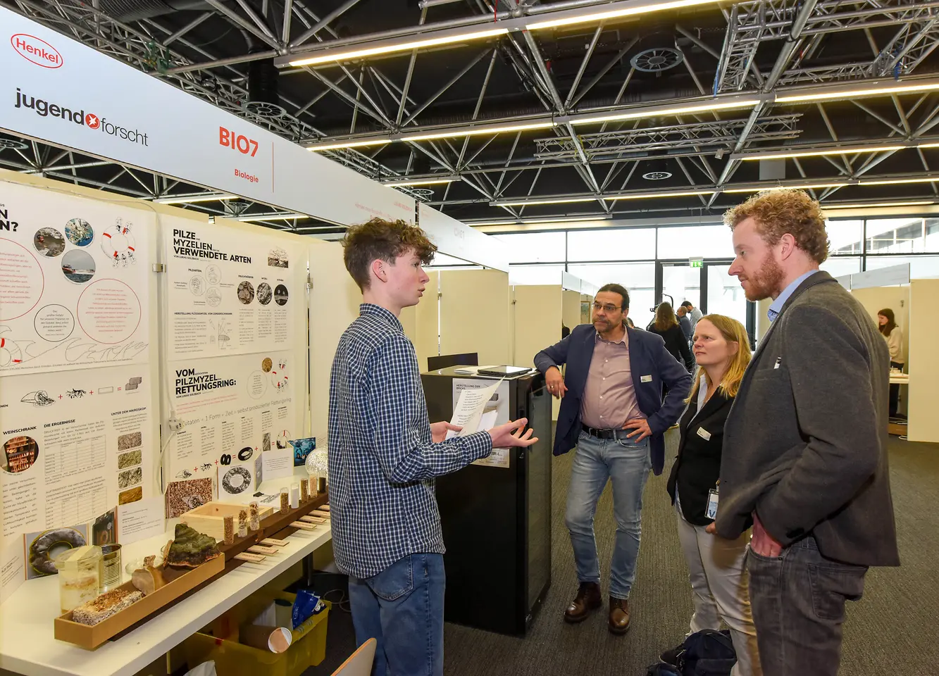
Lukas Solzbach während der Jury Session zu seinem Projekt Können neue Baustoffe aus Pilzmyzelien Leben retten