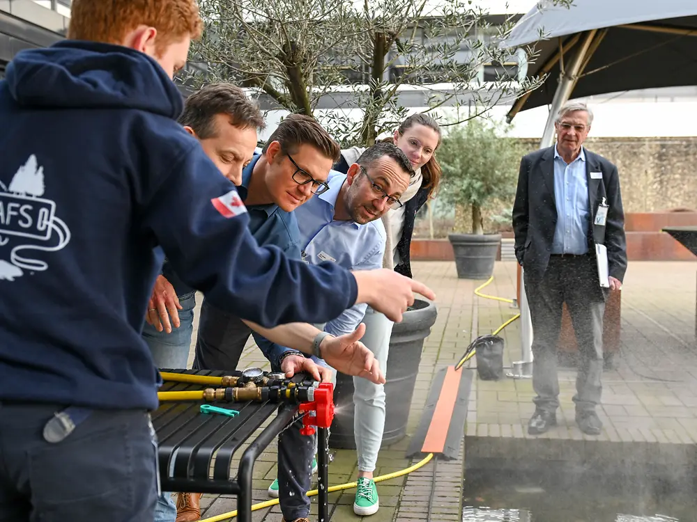
Christian Schaefter Gonzalez zeigt sein Projekt Vergleich unterschiedlicher Injektoren für Raketentriebwerke mit Flüssigtreibstoff in Aktion