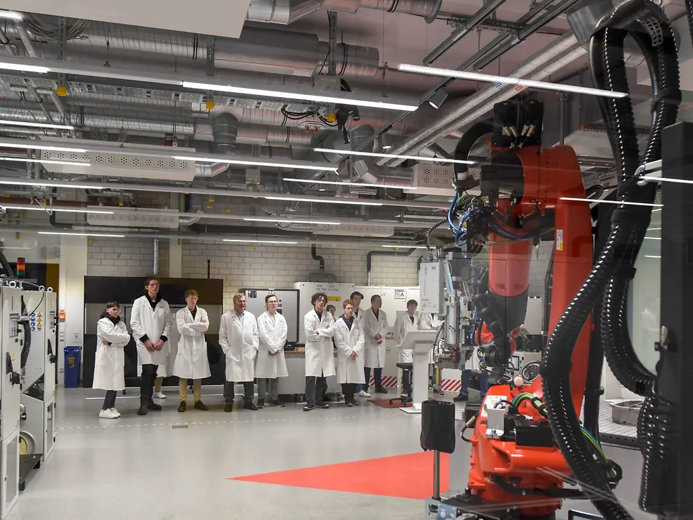 
Die Teilnehmenden bei der Tour durch das im letzten Jahr eröffnete Battery Application Center im ICD