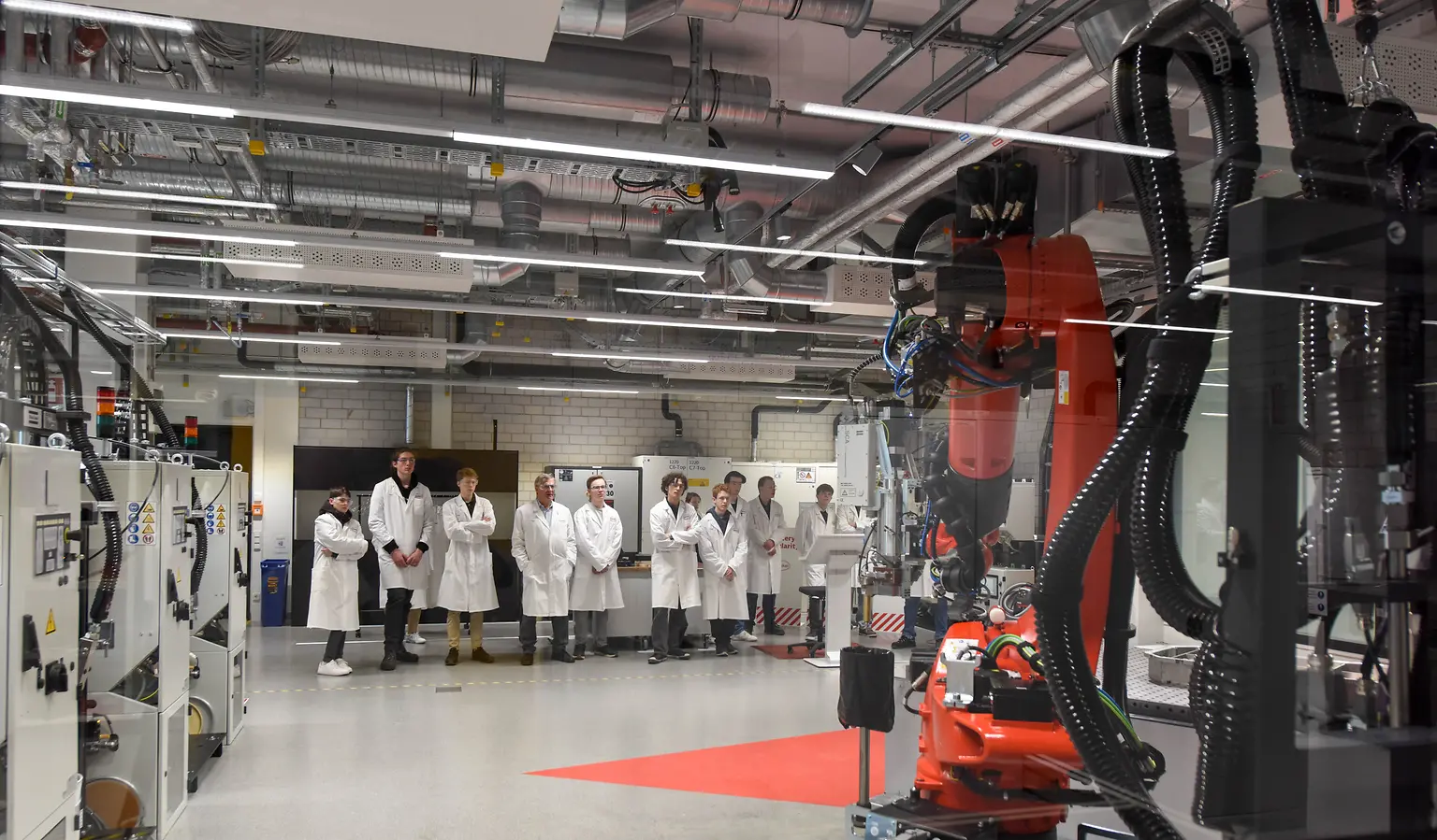 
Die Teilnehmenden bei der Tour durch das im letzten Jahr eröffnete Battery Application Center im ICD
