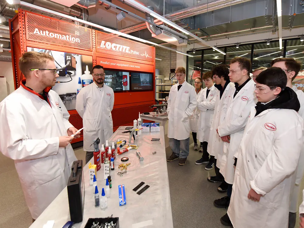 
Die Teilnehmenden bei der Tour durch das im letzten Jahr eröffnete Battery Application Center im ICD