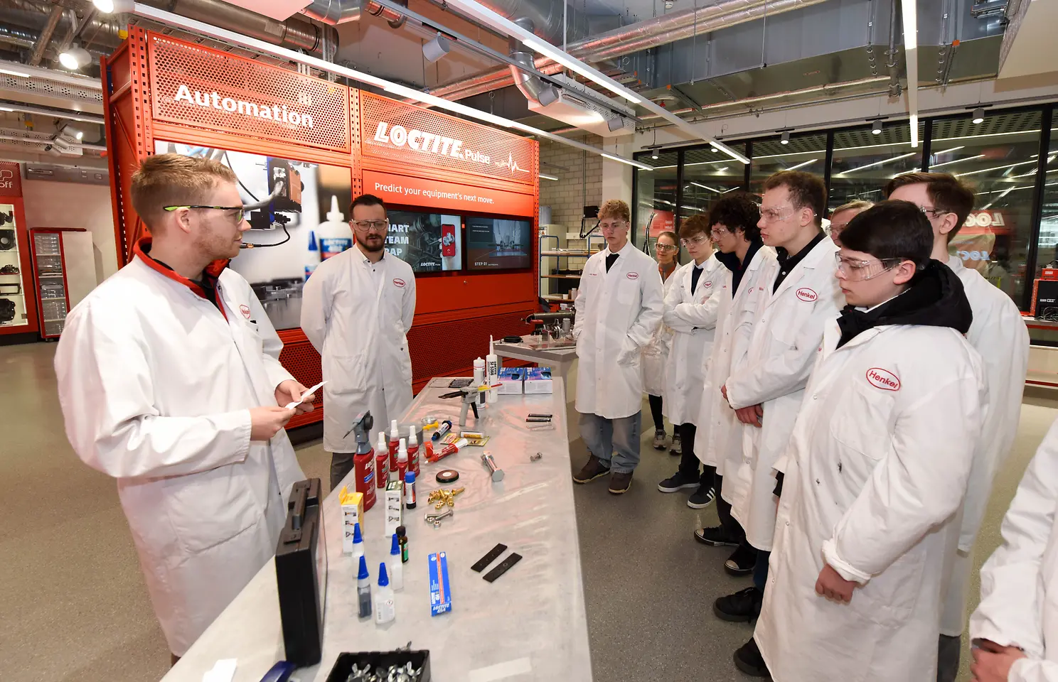 
Die Teilnehmenden bei der Tour durch das im letzten Jahr eröffnete Battery Application Center im ICD