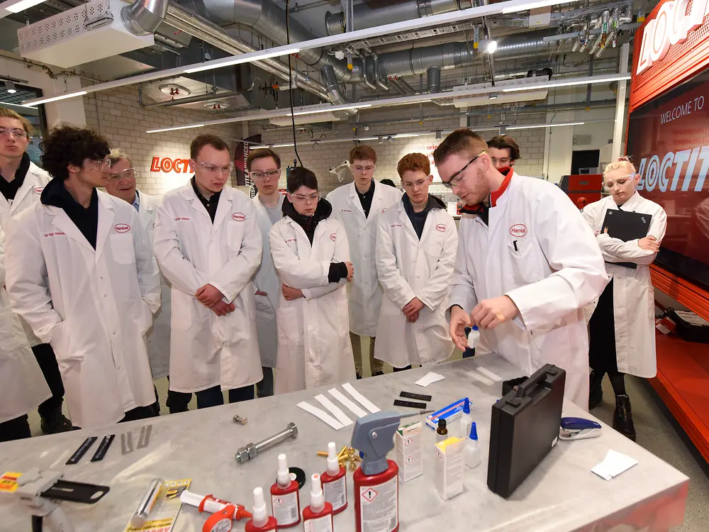 
Die Teilnehmenden bei der Tour durch das im letzten Jahr eröffnete Battery Application Center im ICD