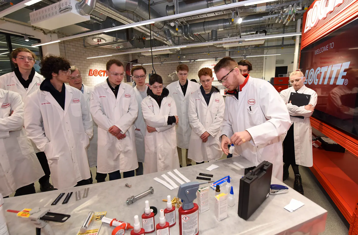 
Die Teilnehmenden bei der Tour durch das im letzten Jahr eröffnete Battery Application Center im ICD