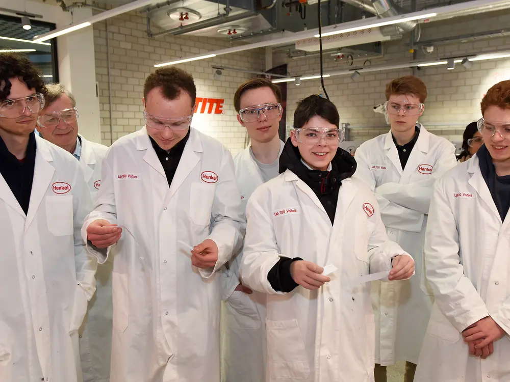 
Bei der Tour durch unser Loctite Labor konnten sich die Teilnehmenden selbst von den Henkel-Klebstoffen überzeugen