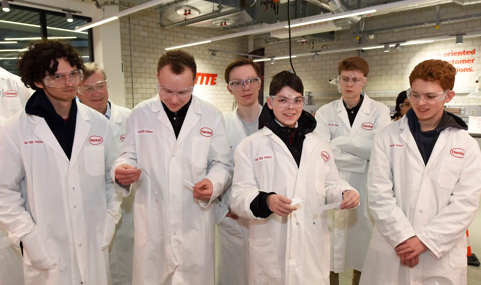 
Bei der Tour durch unser Loctite Labor konnten sich die Teilnehmenden selbst von den Henkel-Klebstoffen überzeugen