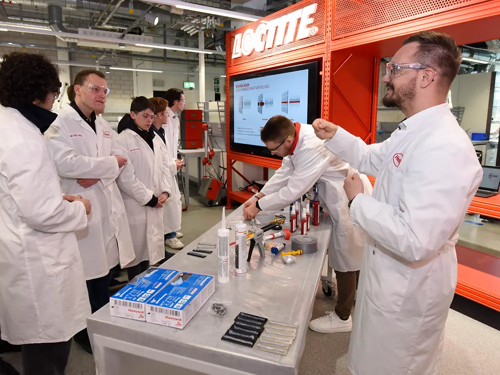 
Die Teilnehmenden bei der Tour durch das im letzten Jahr eröffnete Battery Application Center im ICD