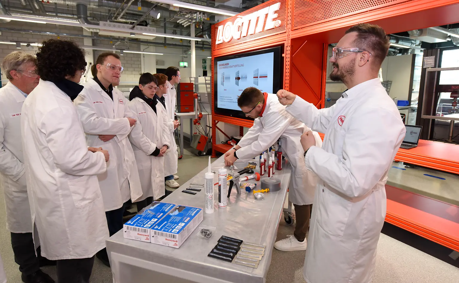 
Die Teilnehmenden bei der Tour durch das im letzten Jahr eröffnete Battery Application Center im ICD