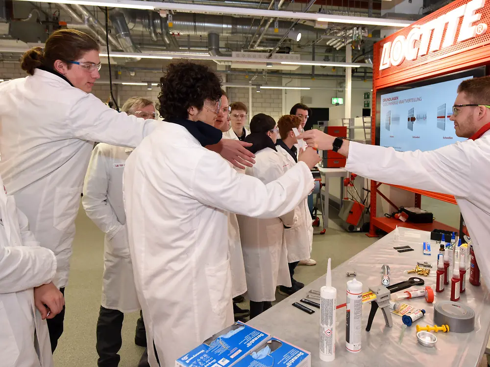 
Bei der Tour durch unser Loctite Labor konnten sich die Teilnehmenden selbst von den Henkel-Klebstoffen überzeugen