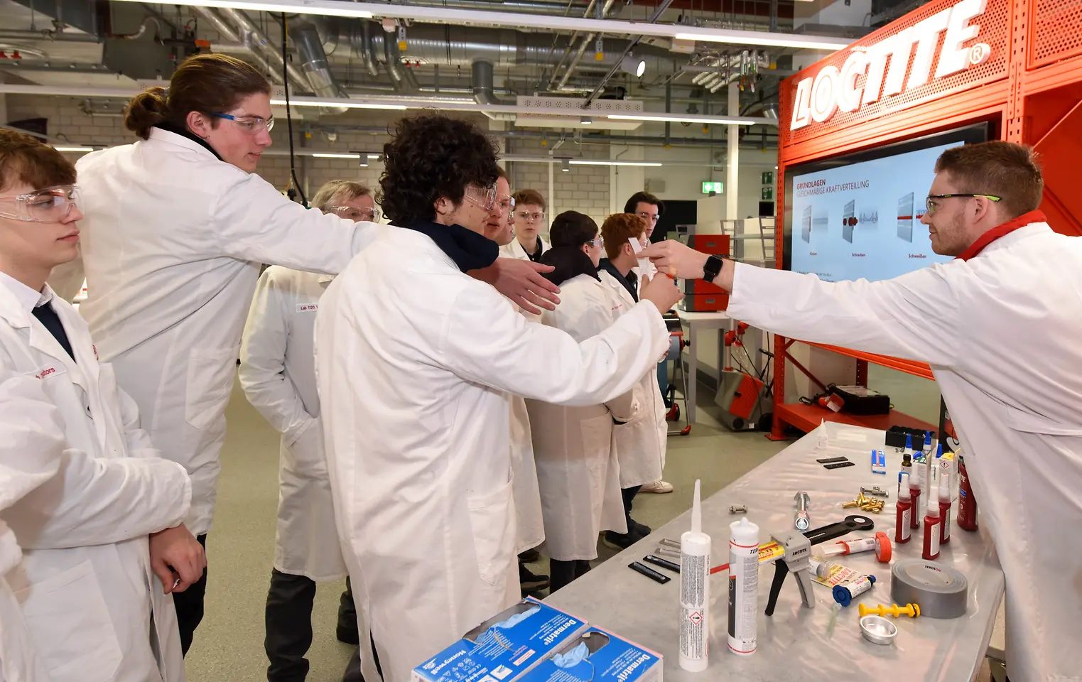 
Bei der Tour durch unser Loctite Labor konnten sich die Teilnehmenden selbst von den Henkel-Klebstoffen überzeugen