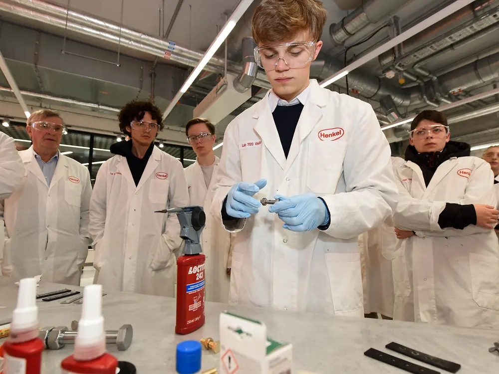 
Bei der Tour durch unser Loctite Labor konnten sich die Teilnehmenden selbst von den Henkel-Klebstoffen überzeugen