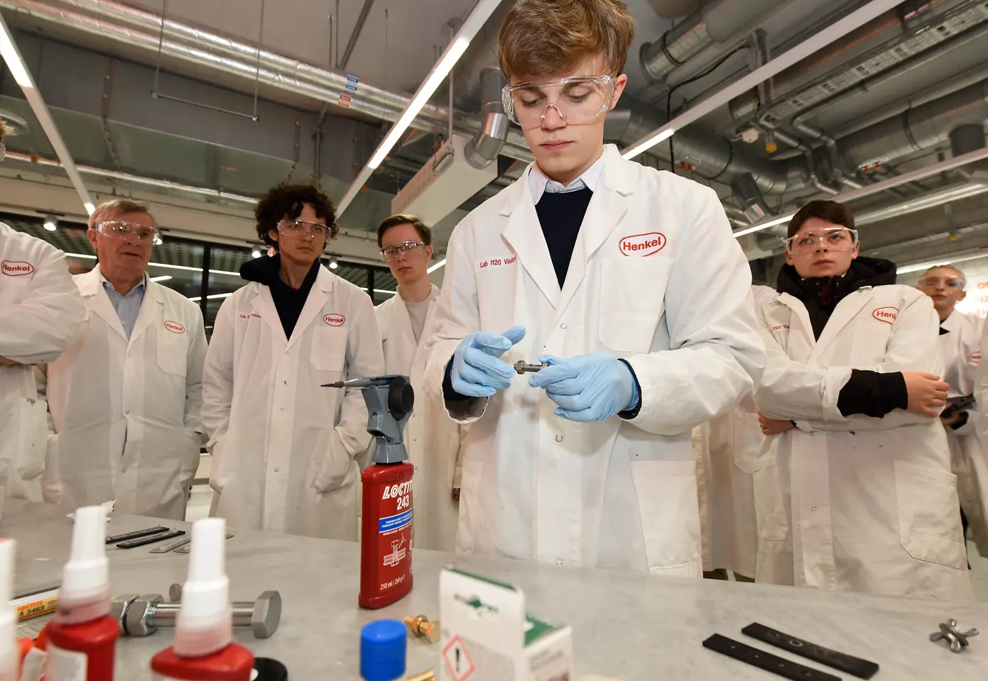 
Bei der Tour durch unser Loctite Labor konnten sich die Teilnehmenden selbst von den Henkel-Klebstoffen überzeugen