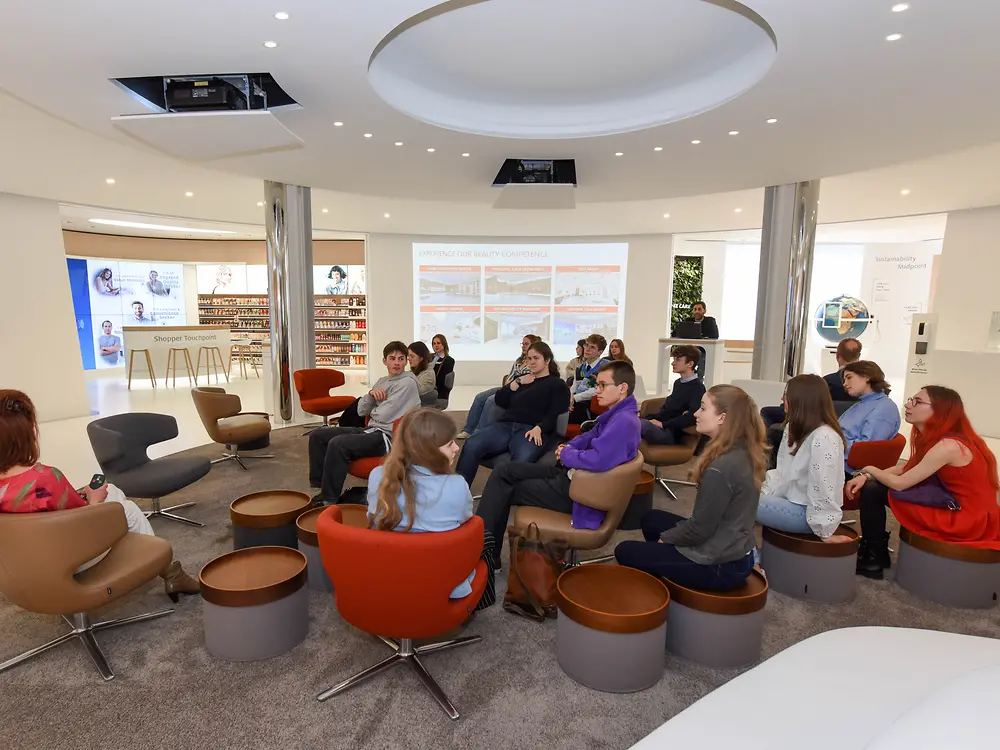 
Die Teilnehmenden im Showroom des Lighthouse