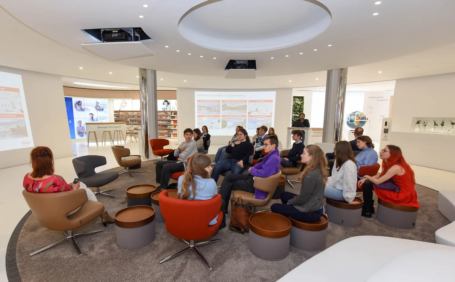 
Die Teilnehmenden im Showroom des Lighthouse