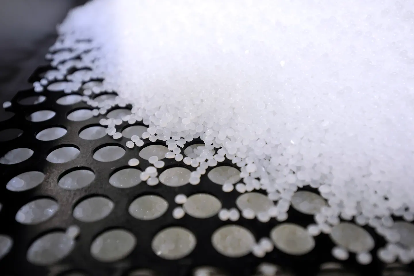 
Henkel und Synthomer schließen Partnerschaft zur Reduzierung von CO₂-Emissionen in der Klebstoffherstellung.