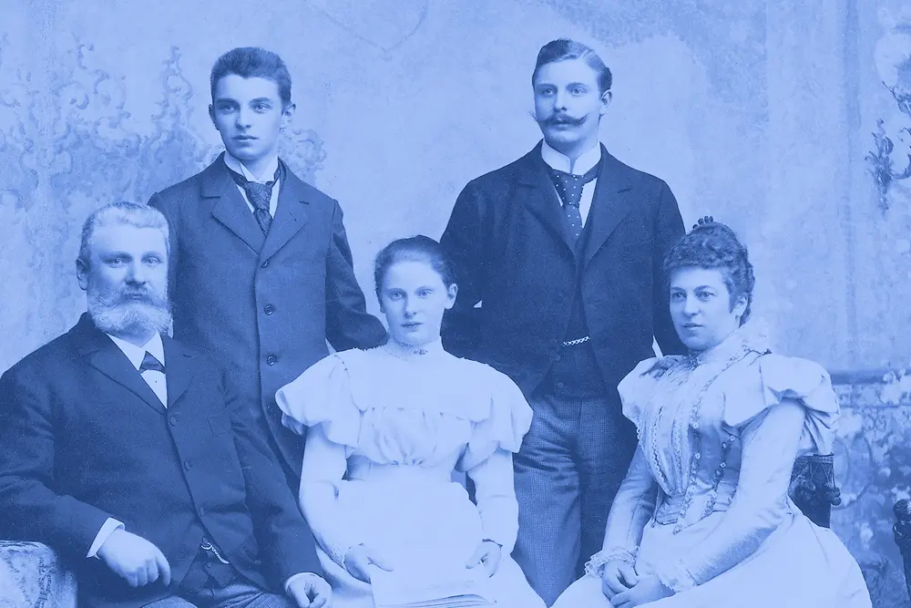 Die Familie des Unternehmensgründers Fritz Henkel. Sitzend: Fritz und Elisabeth mit Tochter Emmy. Stehend: die Söhne Hugo (links) und Fritz jun.