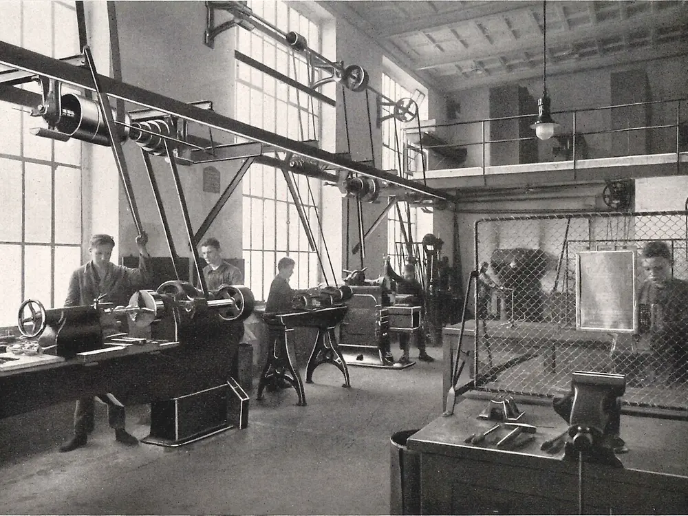 Auszubildene während der Arbeit an Maschinen in der Schlosserwerkstatt.