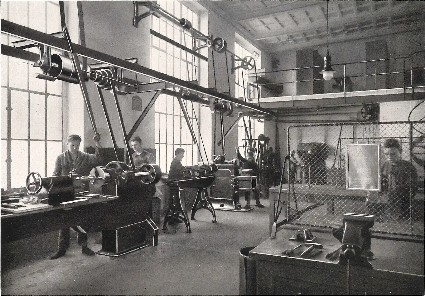 Auszubildene während der Arbeit an Maschinen in der Schlosserwerkstatt.