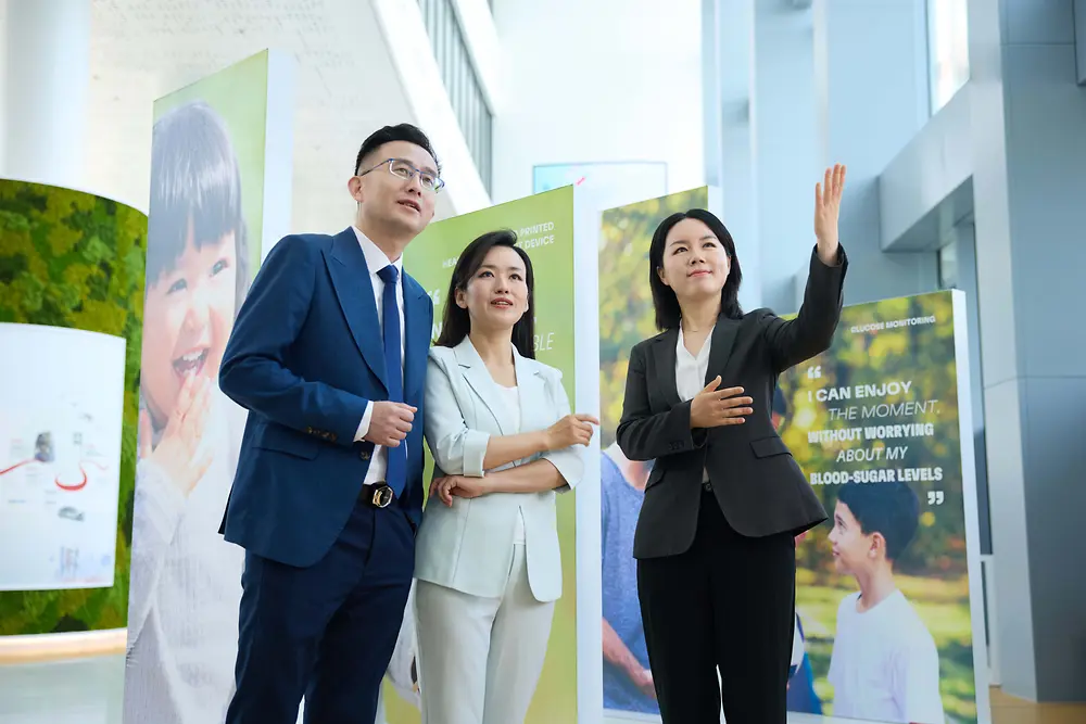 A customer experience tour guide inspires two customers in the Temporary Exhibition of the Henkel Adhesive Technologies - Inspiration Center Shanghai.