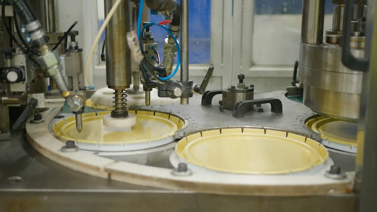 
Das einkomponentige Klebstoffsystem Darex COV 73 wurde für die Applikation per Düse optimiert und zeichnet sich durch stabile Viskosität, hohe chemische Beständigkeit gegenüber Lösungsmitteln, Ketonen und Ölen sowie thermische Belastbarkeit aus. 