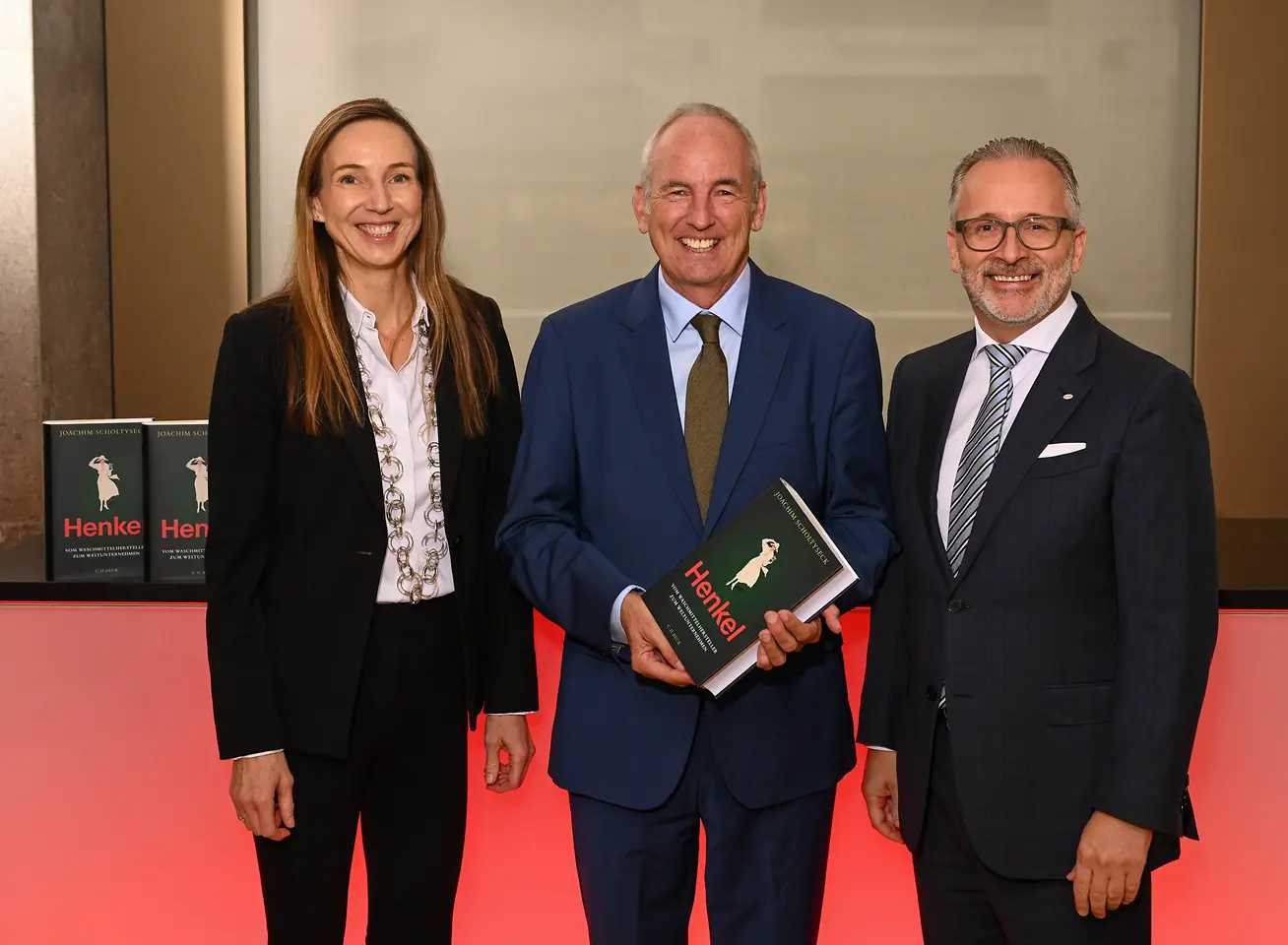 
Dr. Simone Bagel-Trah, Vorsitzende des Aufsichtsrats und des Gesellschafterausschusses von Henkel, Prof. Dr. Joachim Scholtyseck, Professor für Neuere und Neueste Geschichte an der Universität Bonn und Carsten Knobel, Vorstandsvorsitzender von Henkel, bei der Buchvorstellung im Industrie-Club Düsseldorf. 