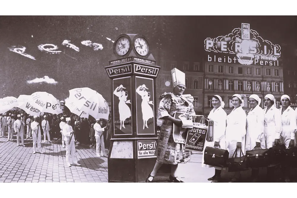 Collage historischer Werbeszenen für Persil aus den 1920er Jahren: Menschen in weißen Uniformen mit Persil-Schirmen, Plakatsäulen mit der „Weißen Dame“ und eine Persiluhr.