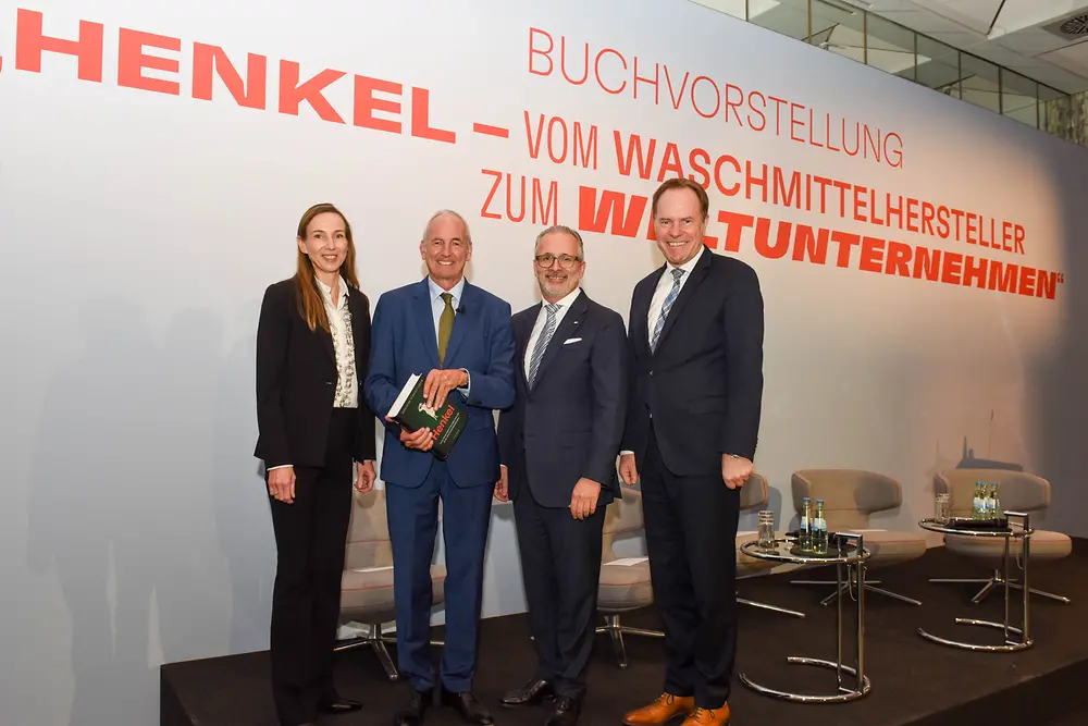 
Dr. Simone Bagel-Trah, Vorsitzende des Aufsichtsrats und des Gesellschafterausschusses von Henkel, Prof. Dr. Joachim Scholtyseck, Professor für Neuere und Neueste Geschichte an der Universität Bonn, Carsten Knobel, Vorstands&shy;vorsitzender von Henkel und Dr. Stephan Keller, Oberbürgermeister der Stadt Düsseldorf, bei der Buchvorstellung im Industrie-Club Düsseldorf.
