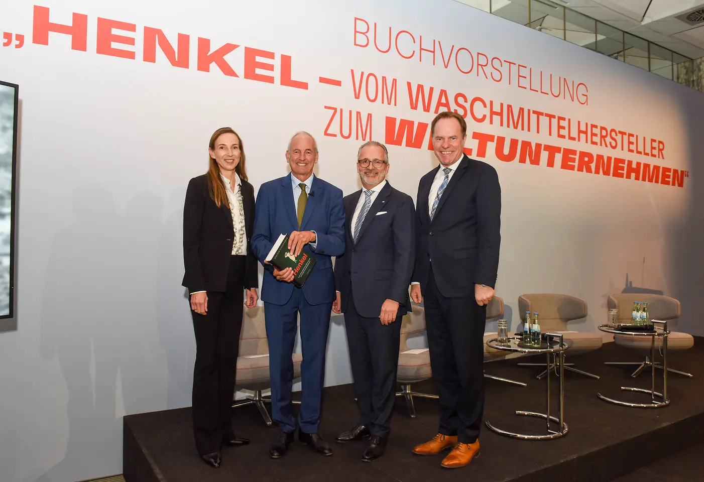 
Dr. Simone Bagel-Trah, Vorsitzende des Aufsichtsrats und des Gesellschafterausschusses von Henkel, Prof. Dr. Joachim Scholtyseck, Professor für Neuere und Neueste Geschichte an der Universität Bonn, Carsten Knobel, Vorstands&shy;vorsitzender von Henkel und Dr. Stephan Keller, Oberbürgermeister der Stadt Düsseldorf, bei der Buchvorstellung im Industrie-Club Düsseldorf.