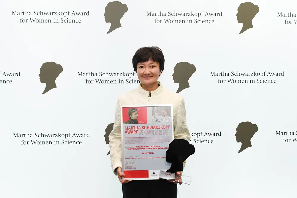 
Den Distinguished Talent Award erhielt Dr. Siyu Zhu, vertreten durch Sining Kang.