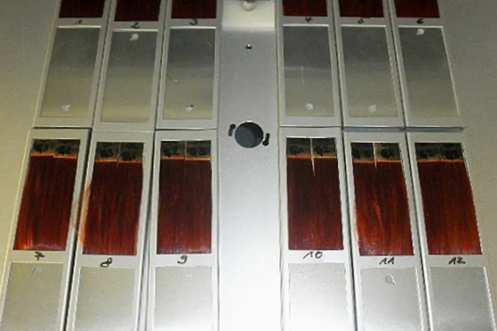 
UV/VIS-Bestrahlung von Haartressen