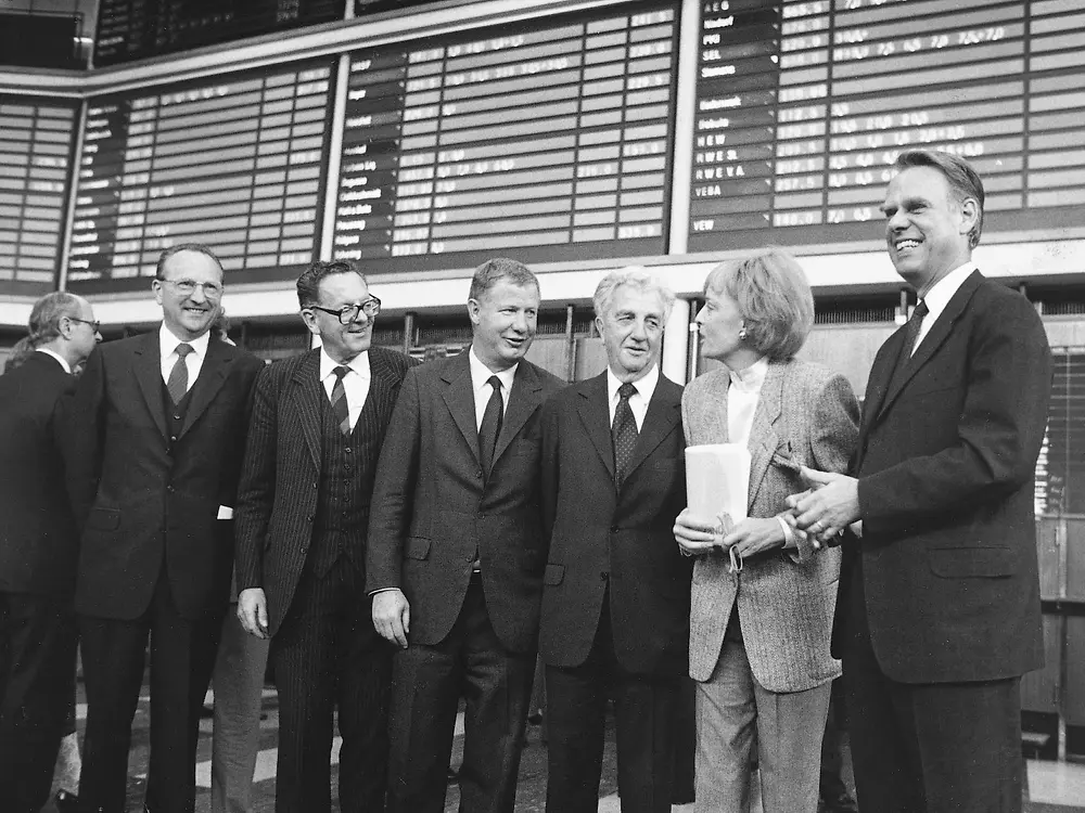Six people in suits stand at the Düsseldorf Stock Exchange. They are visibly pleased about Henkel's IPO. Pictured from left are: Dr. Hans-Otto Wieschermann, Dr. Dr. Helmut Sihler, Dr. Jürgen Manchot, Dr. Konrad Henkel, Prof. Gabriele Henkel and Dipl.-Ing. Albrecht Woeste.