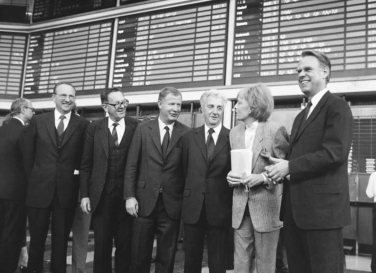 Six people in suits stand at the Düsseldorf Stock Exchange. They are visibly pleased about Henkel's IPO. Pictured from left are: Dr. Hans-Otto Wieschermann, Dr. Dr. Helmut Sihler, Dr. Jürgen Manchot, Dr. Konrad Henkel, Prof. Gabriele Henkel and Dipl.-Ing. Albrecht Woeste.